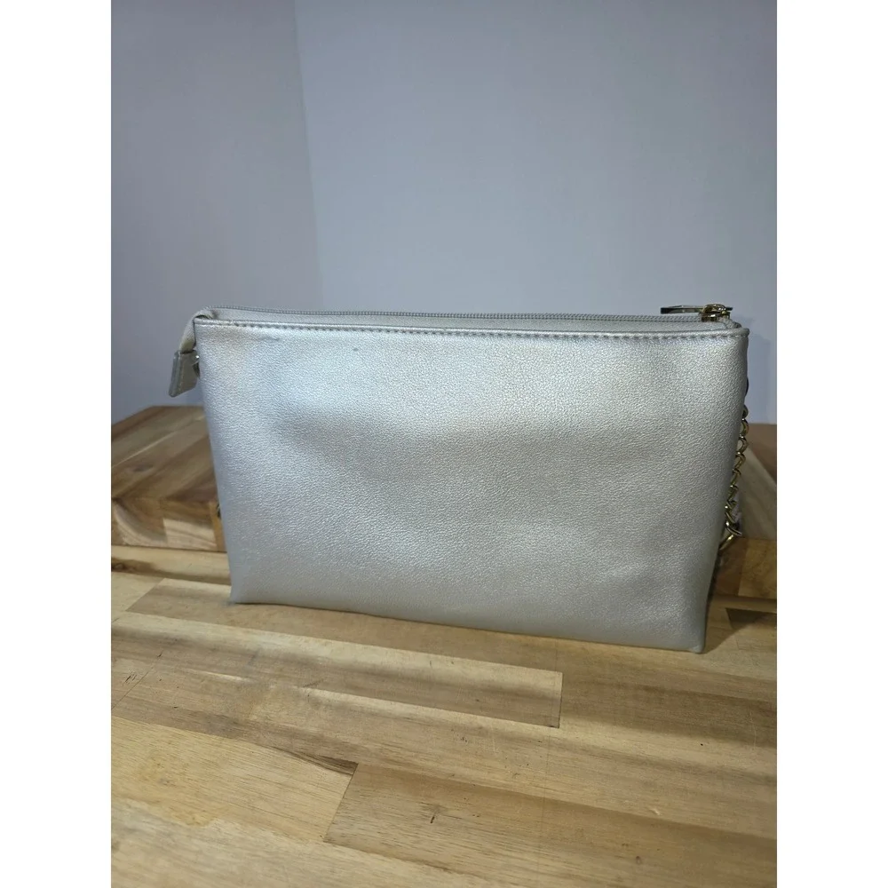 Juicy Couture Silver Metallic‎ Clutch Crossbody Chain Strap Bag 3 Inside Pockets